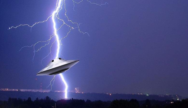 A videóban villámcsapás történik