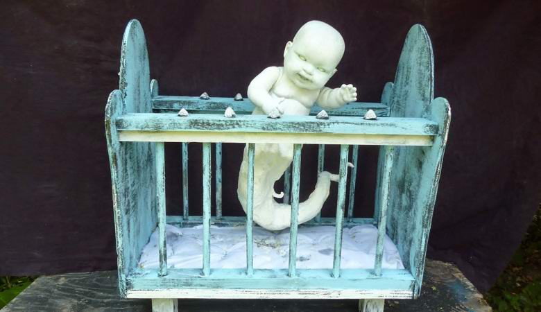 A videóban: egy titokzatos lény megakadályozza a baba alvását.