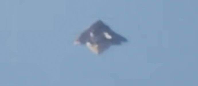 Egy piramis UFO repül Brazília felett