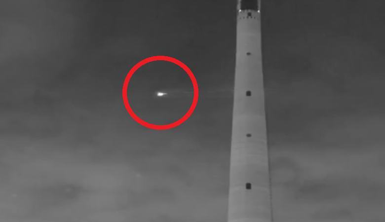 Egy izzó UFO hosszú farokkal söpört Jekatyerinburg felett