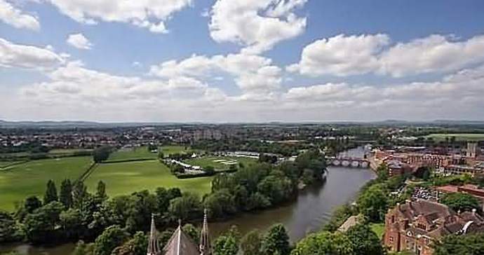 Fehéres UFO-k repülnek Worcester felett