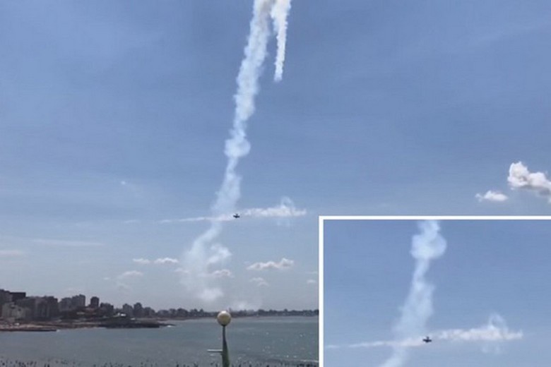 Az UFO repül az akrobat felett