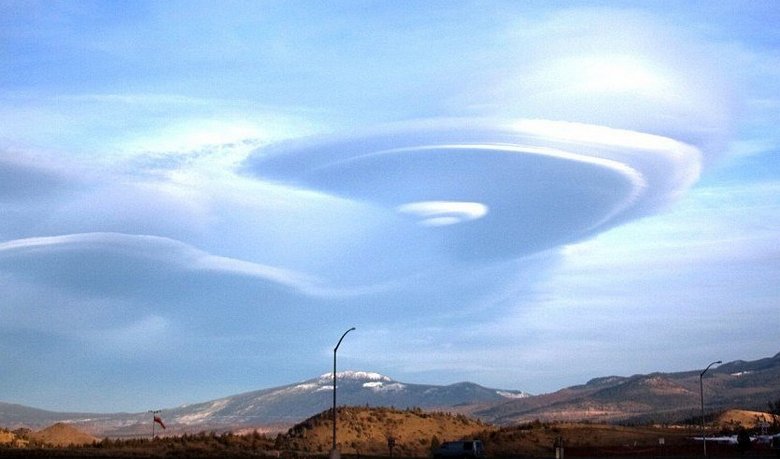 Egy hatalmas tölcsér lebegett Japán felett, amely furcsán viselkedett