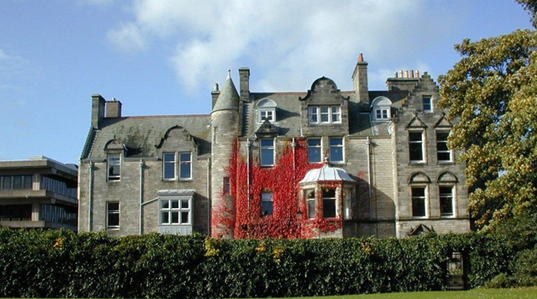 A periódusos rendszer egyik első kiadványa található