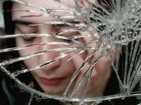 nézzen egy törött tükörbe 