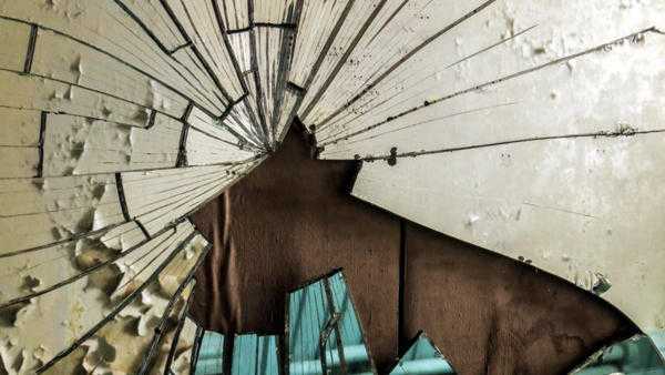 jelek egy törött tükörről 