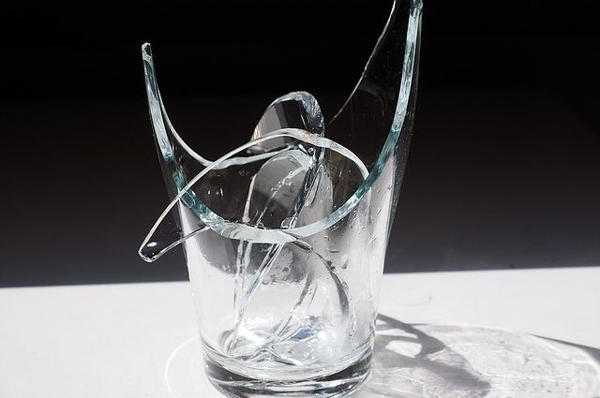 Néptáblák egy törött üvegről 