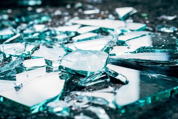 Az üveg eltörik valakinek a segítségével 