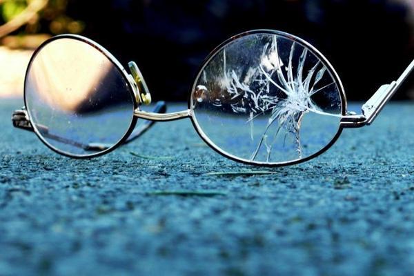 Hol zuhant össze - belül vagy kívül? 