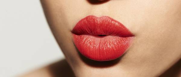 pattanás az alsó ajkán 