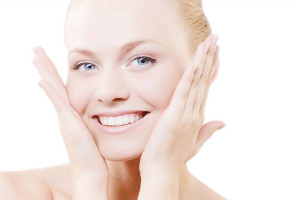 pattanás jele a jobb arcán 