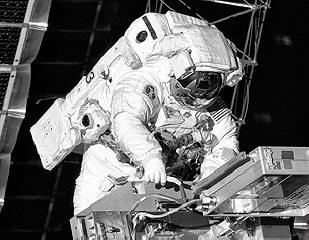 A NASA felfüggesztette az űrjárókat az amerikai űrruhákban