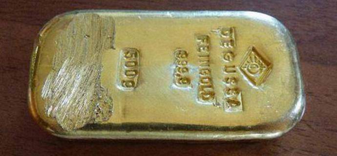 A német fürdőző fél kilogrammnyi aranyrudat talált a tóban.