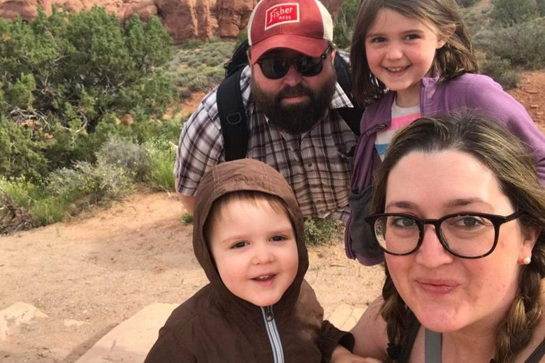 Egy szokatlan optikai illúzió látszott egy családi fotón