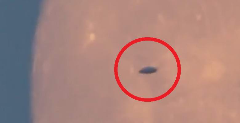 Azonosítatlan repülő tárgy repült a telihold hátterében