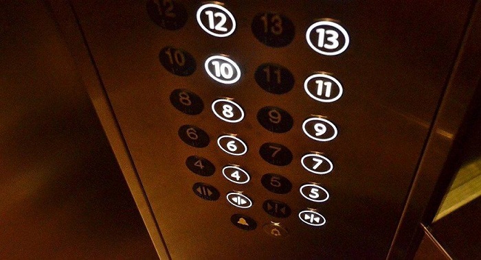 Megmagyarázhatatlan erő dobta a lányt a liftbe