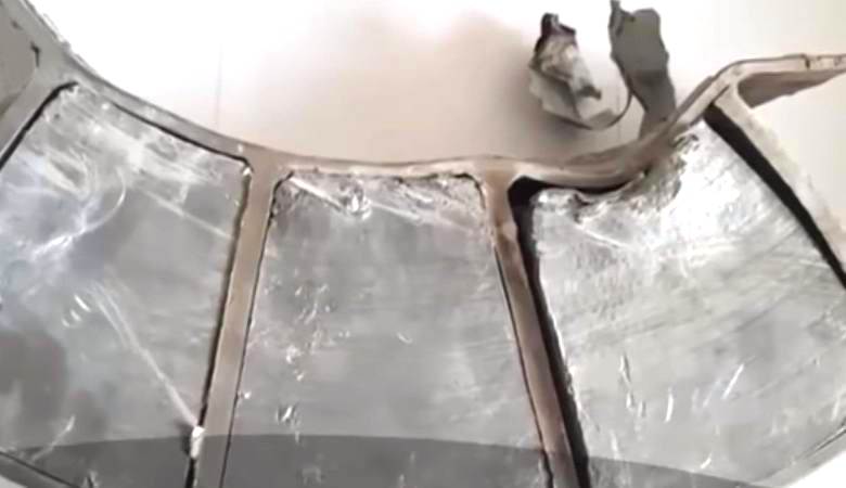 Egy furcsa fémtárgy esett egy házon Romániában