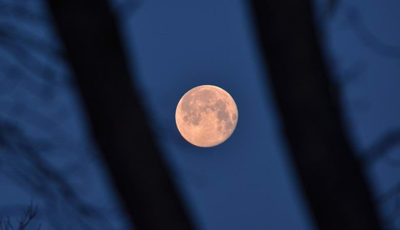 Érthetetlen sötét tárgy lógott a hold hátterében