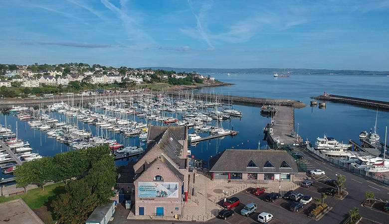 Érthetetlen ragyogás az észak-írországi vízben