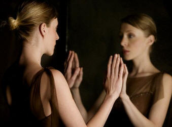 Néhány javaslat, miért nem nézhet a tükörbe, amikor sír.