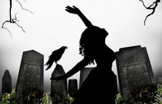 Idegen egy régi kalapban a temetőben