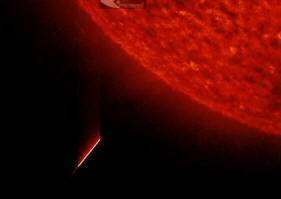 UFO-kígyó és más típusú UFO a Napunk mellett