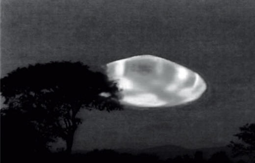 Az UFO az emberi szem számára láthatatlan elektromágneses áram alatt rejtőzik