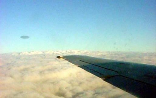 UFO-k mentik repülőgépeket