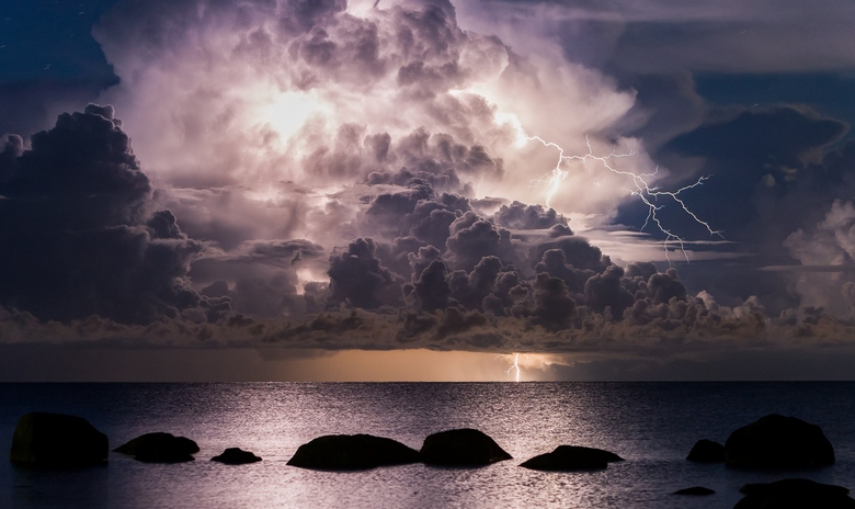 Az UFO vihar idején repült a Balti-tengerből