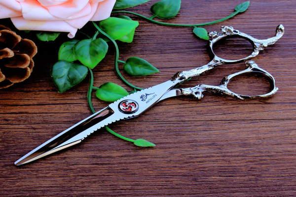 Az olló a földre zuhant 