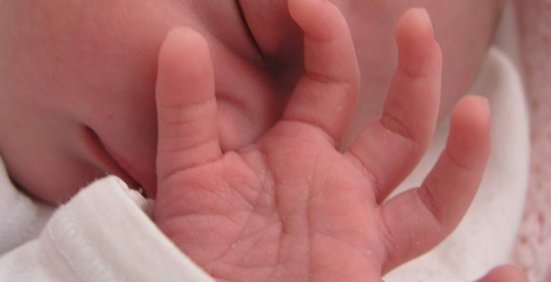 Egy thaiföldi lányról, aki egy kabalával a kezében született