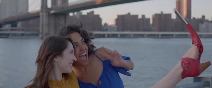 A szelfi készítéséhez szükséges egyedi cipőkről