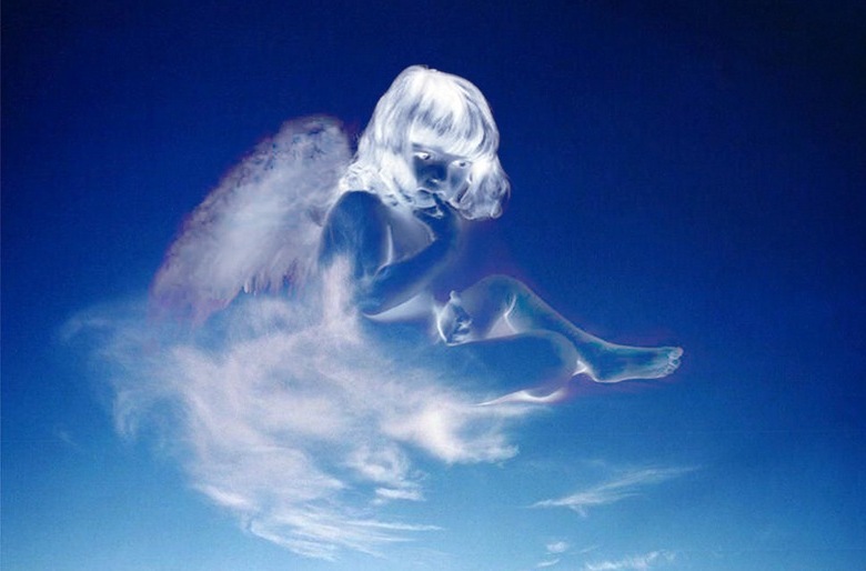 Felhők, amelyek a földre szállnak le