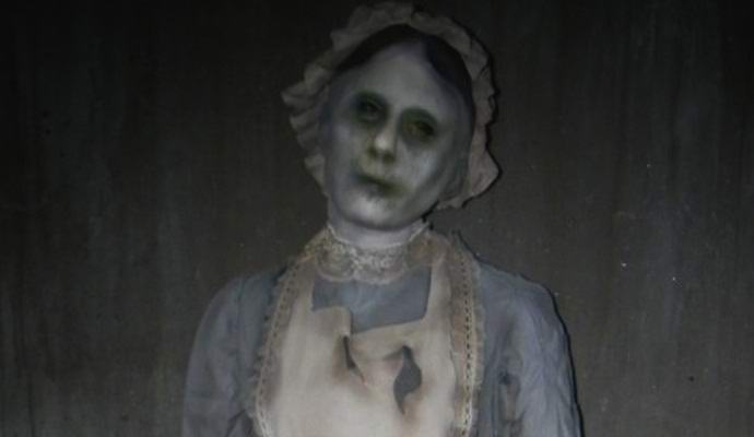 A démon által birtokolt szobalány bekerült a kamerába