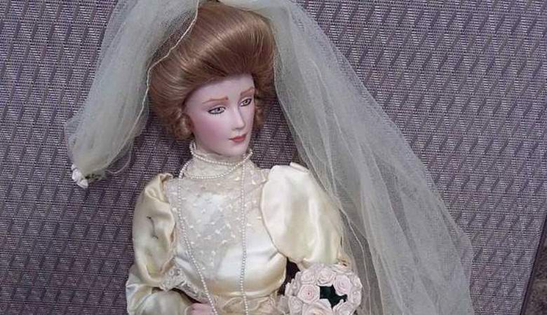 A megszállott baba rázta a széket a televíziós stúdióban.