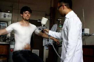 Ruházat permetező kannákból: a tervező vegyes tudomány és divat