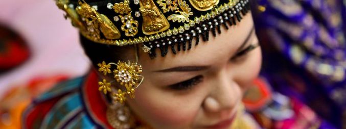 Egy magányos bankár elrabolt egy lányt, és azt javasolta, hogy férjhez