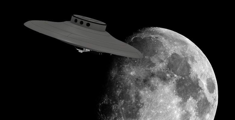 Egy hatalmas fekete korong vagy golyó repült a hold felett