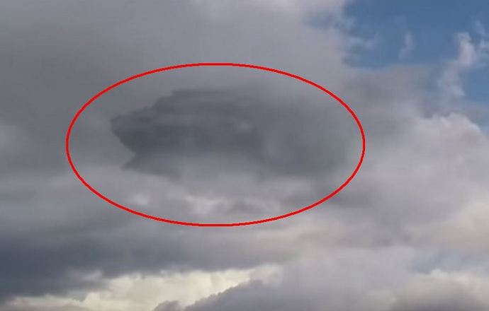 Egy hatalmas UFO jelent meg a felhőkben Peru felett