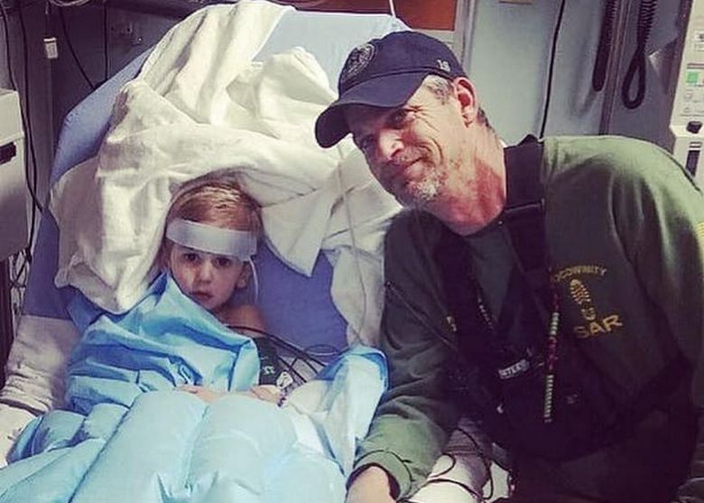 Egy fekete medve megmentett az elveszett gyermek hidegétől és éhségétől