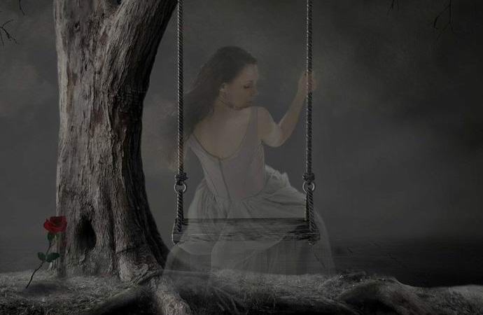 Az apa és a gyerekek egy szellemet fényképeztek hintaon