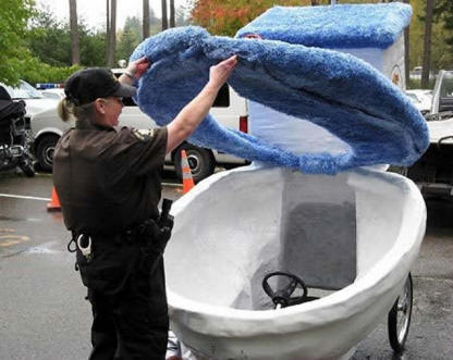 A kisfiúk ugyanazt csinálják, amikor a WC-hez közelednek.