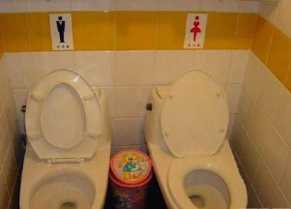 A probléma eredeti megoldása: két WC. Mindenki boldog - férfiak, nők és kisfiúk.