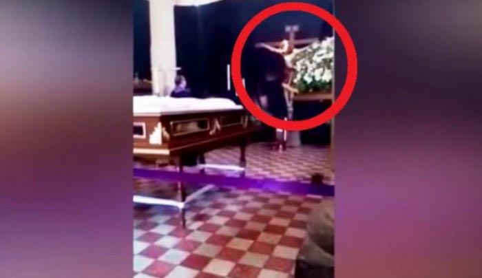 Jézus Krisztus újjáéledt szobra zavarba ejtette a plébániákat