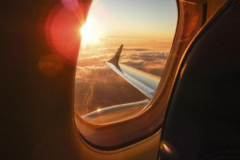 Az utasszállító repülőgép hatalmas UFO-t fényképezett