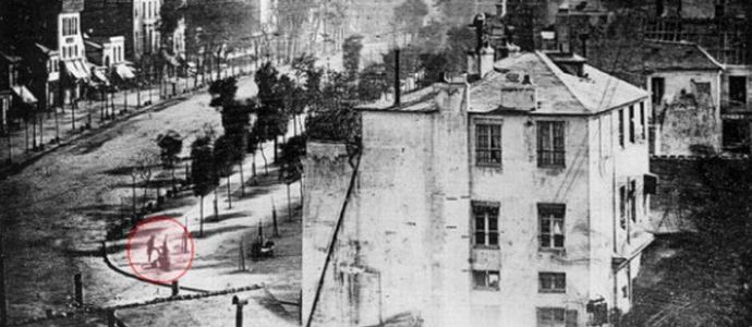 A képen az első embereket véletlenül elfogták