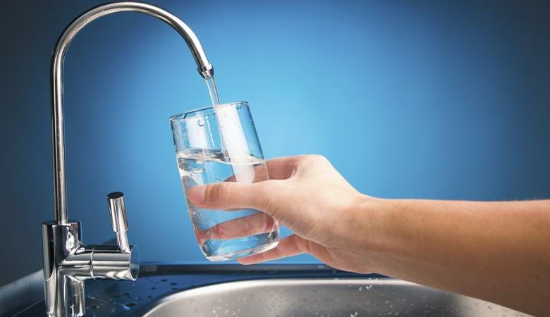 A csapvízben található műanyag a világ minden tájáról.