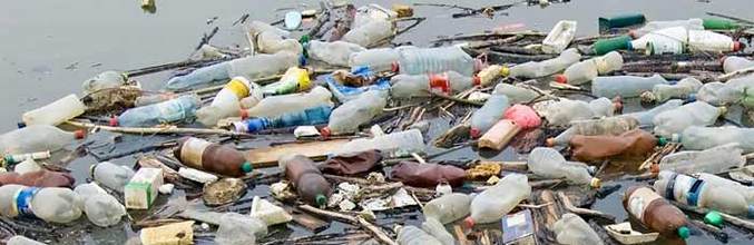 A műanyag szemetes az óceánba áramlik