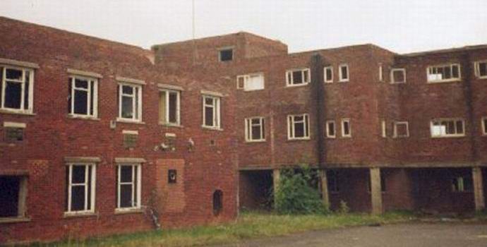 Egy szellem orvos sétál egy elhagyott kórház folyosóin