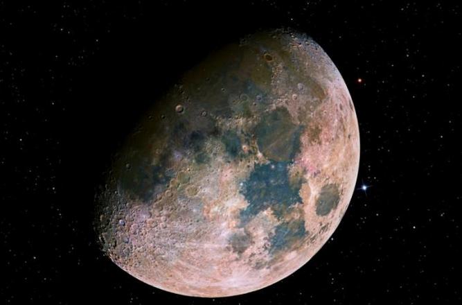 A napenergia rendszerben igen, a fény sebességén